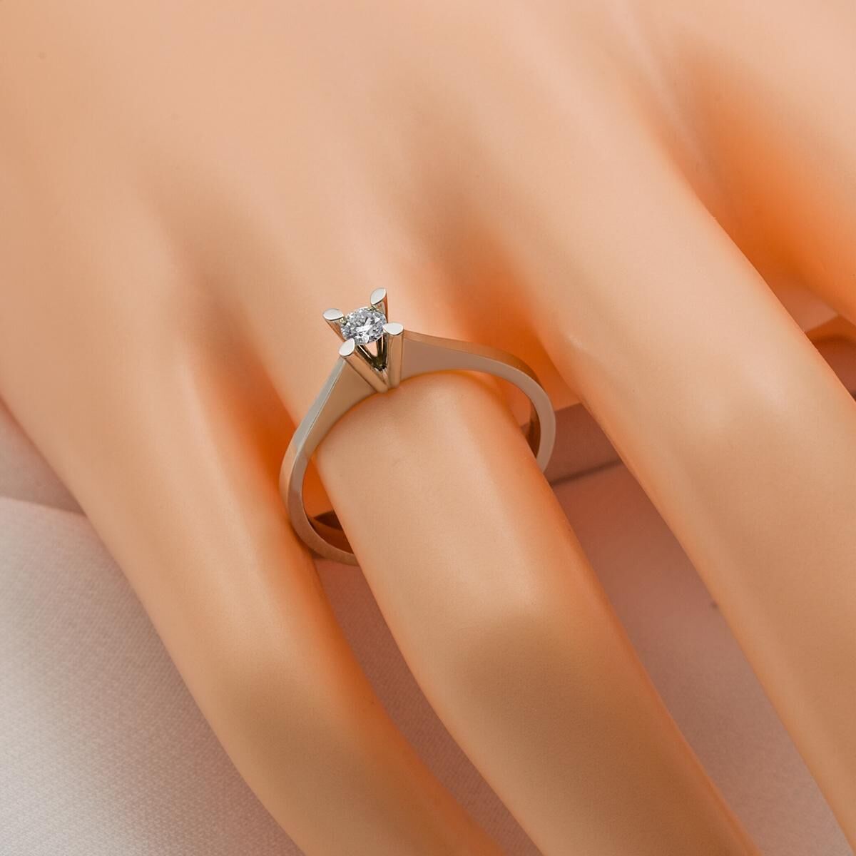14K White Gold 0.11 Ct Solitaire Diamond Ring (2.5 g)