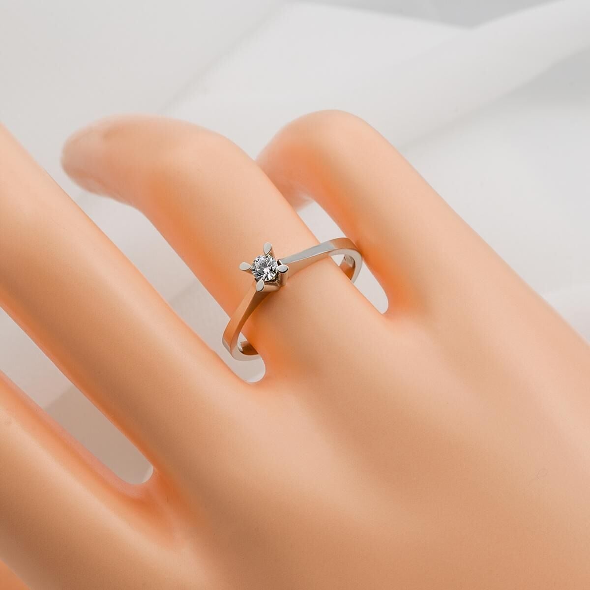14K White Gold 0.11 Ct Solitaire Diamond Ring (2.5 g)
