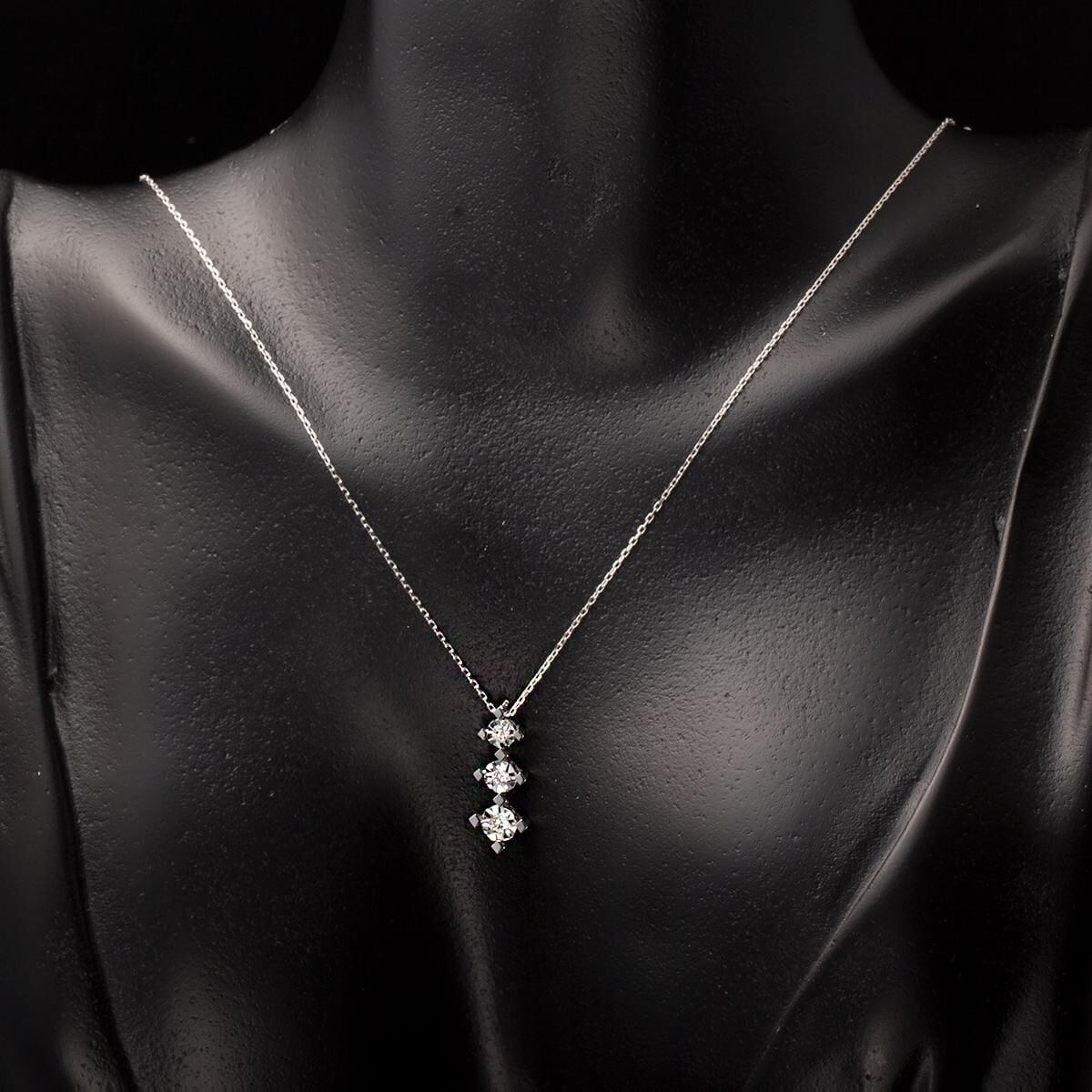 14K White Gold 0.11 Ct Tria Diamond Necklace