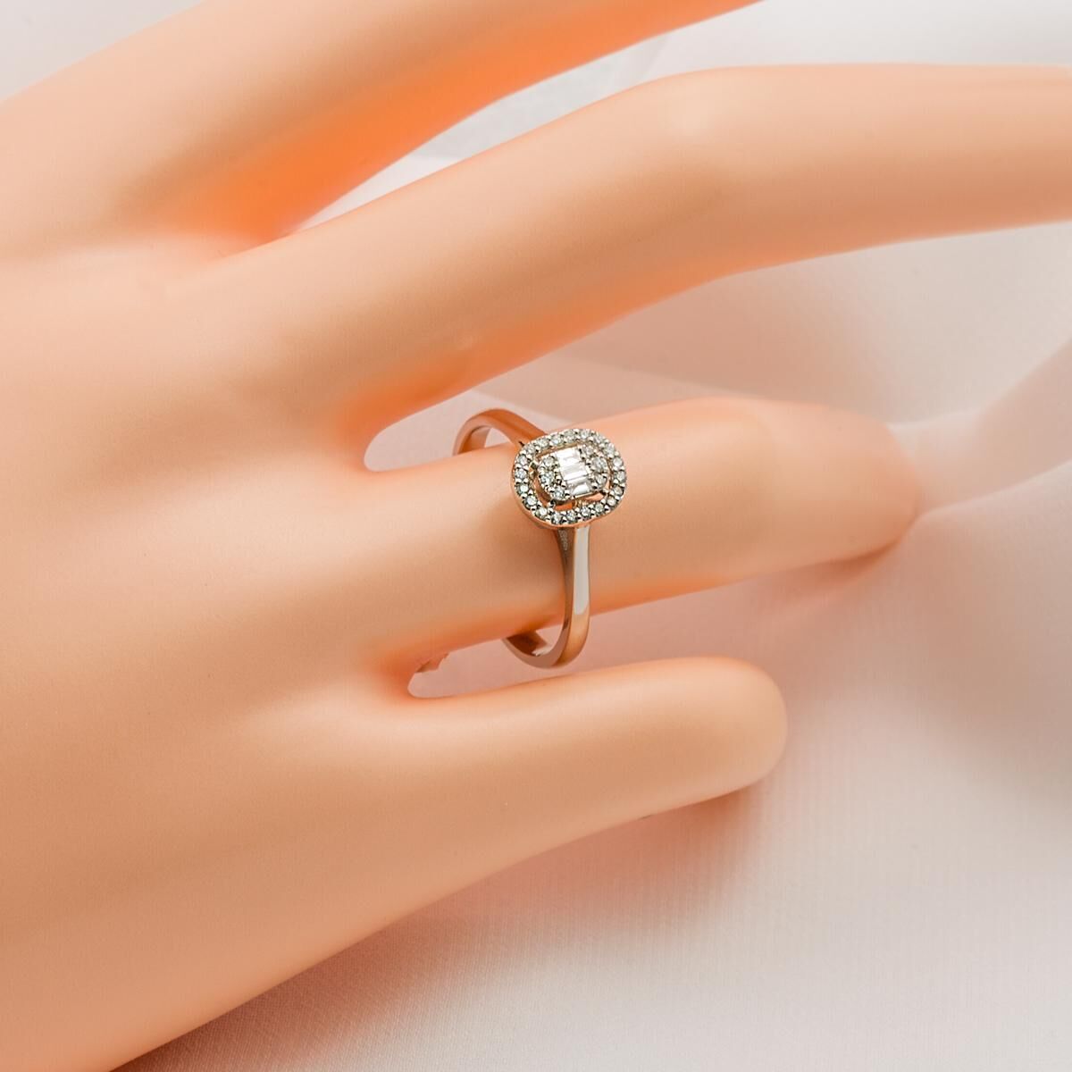 14K White Gold 0.15 Ct Oval Baguette Diamond Ring