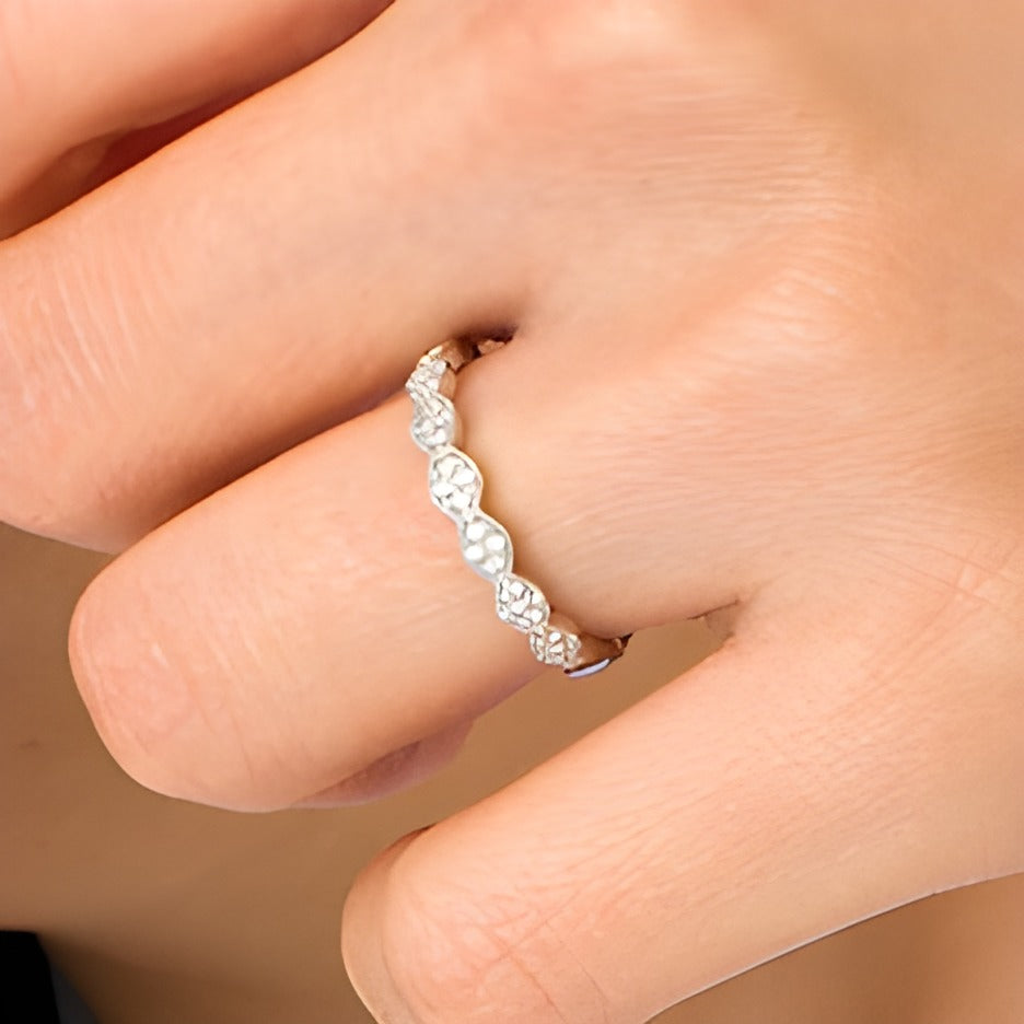 0.17 CT. TW Oval-Shaped Multi-Diamond Scallop Edge Stackable Anniversary Band in 10K White Gold