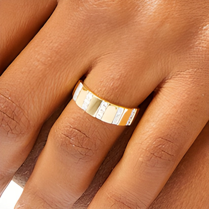0.25 CT. TW Diamond Trio Linear Row Band in 10K Gold
