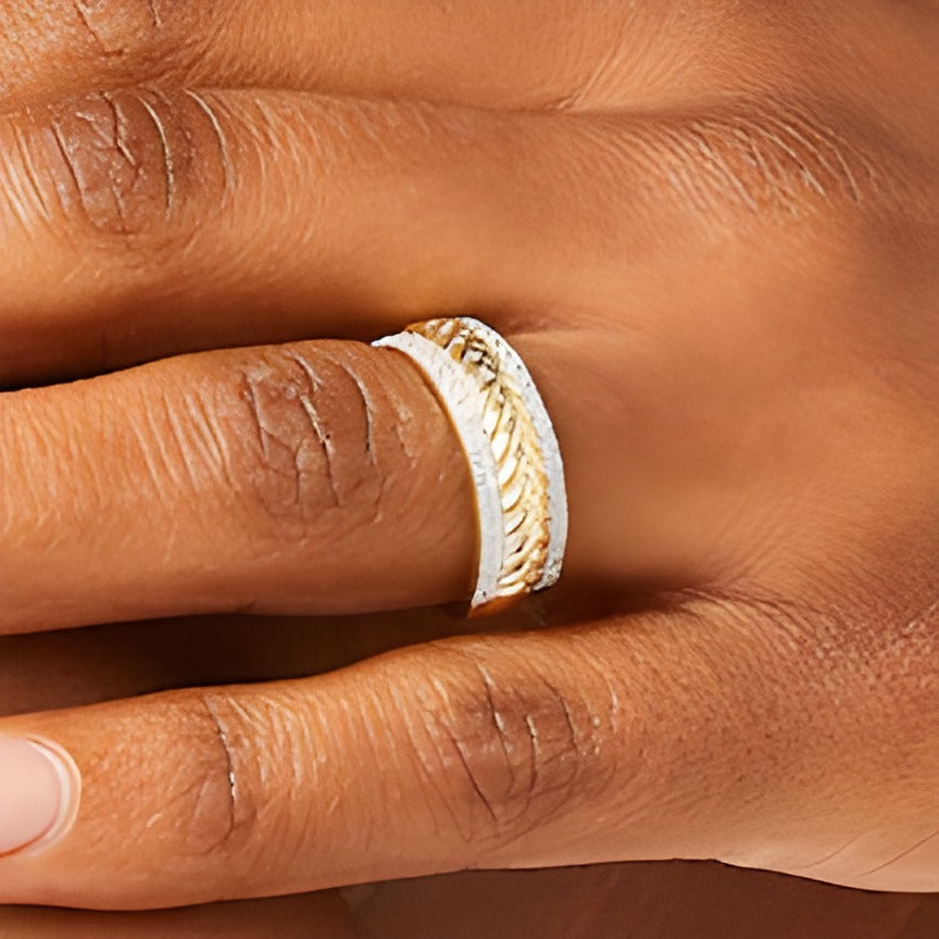 0.33 CT. TW Diamond Edge Herringbone Band in 10K Gold