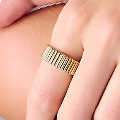 Ribbed Fashion Band in Solid 14K Gold