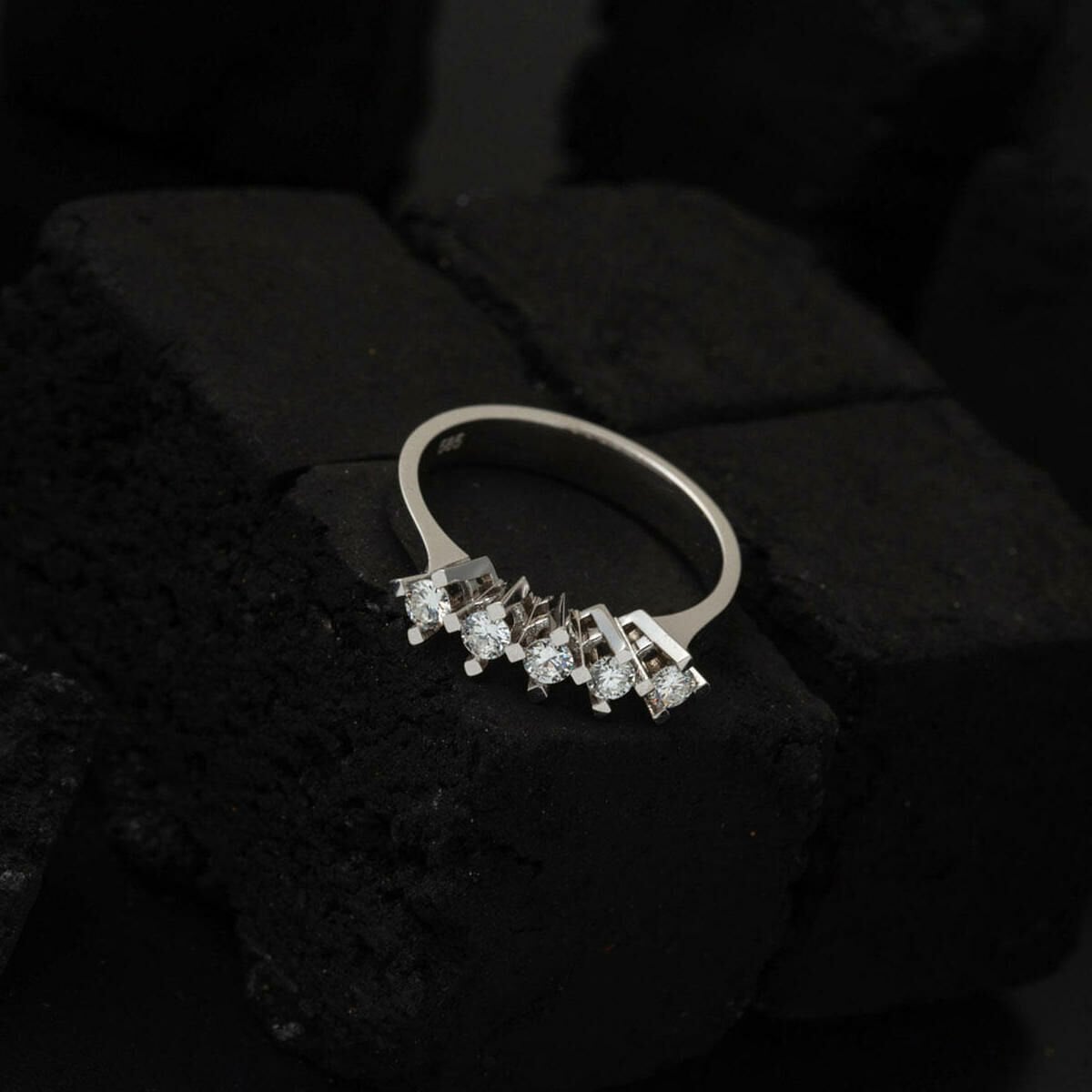 14K White Gold 0.30 Ct Five Stone Diamond Ring (3.21 g)