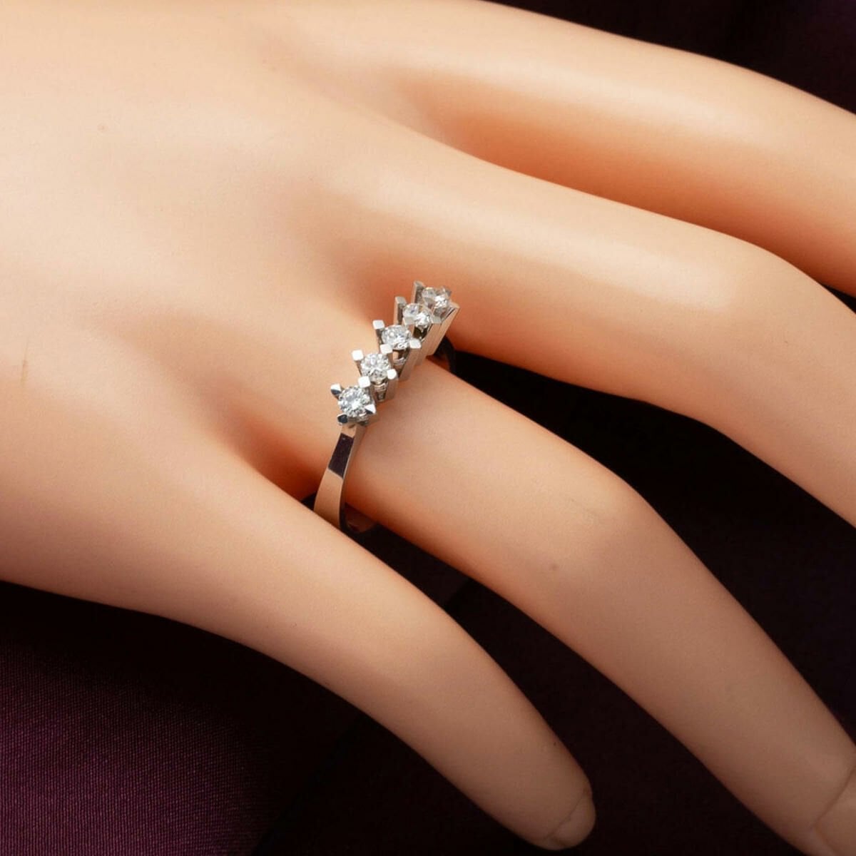 14K White Gold 0.30 Ct Five Stone Diamond Ring (3.21 g)