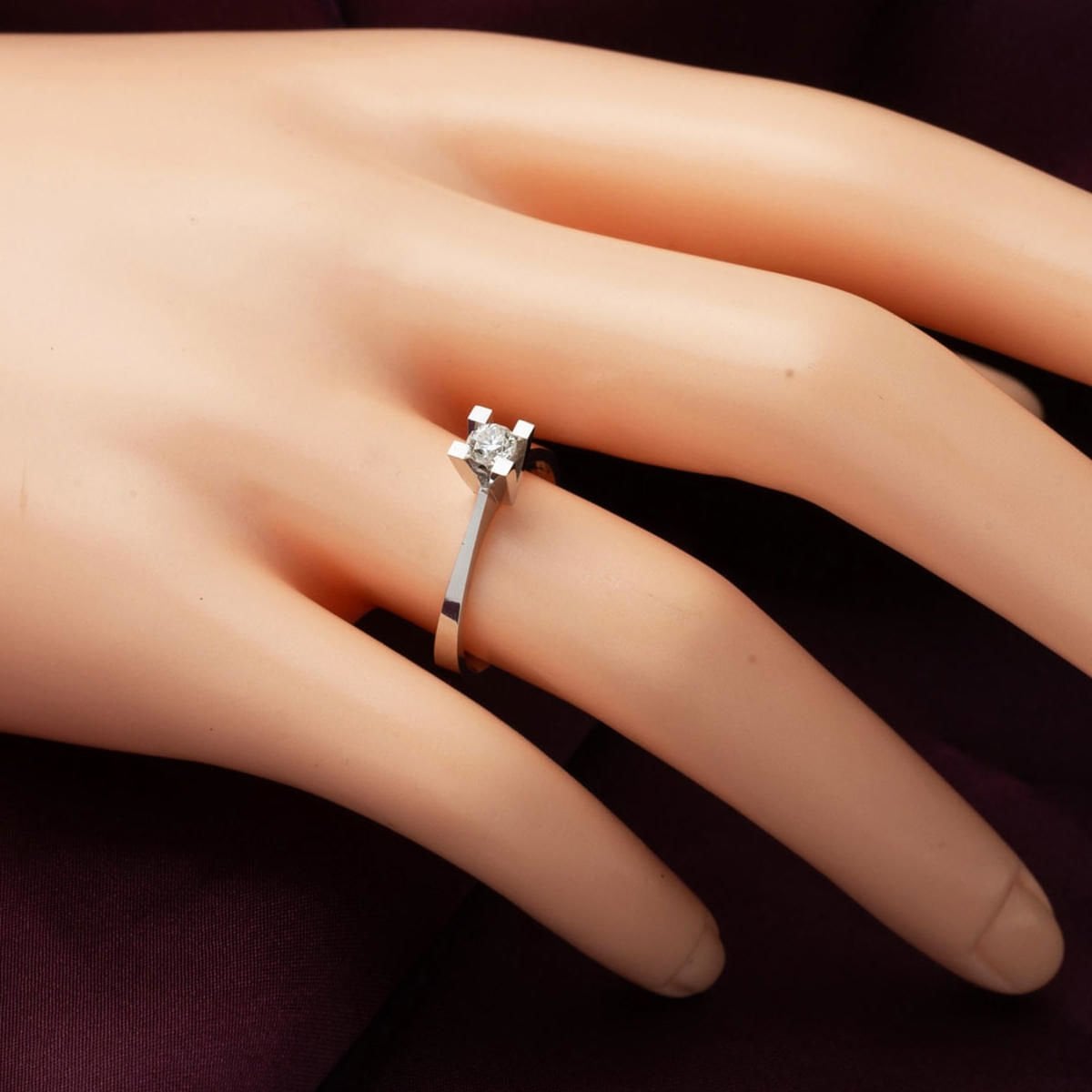 14K White Gold 0.30 Ct Single Stone Diamond Ring