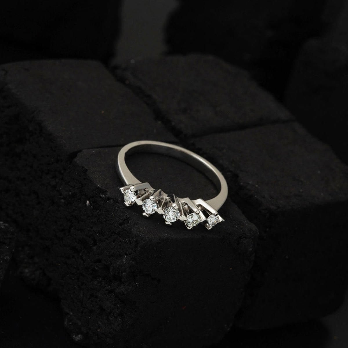 14K White Gold Cross Setting Five Stone Diamond Ring (2.5 g)