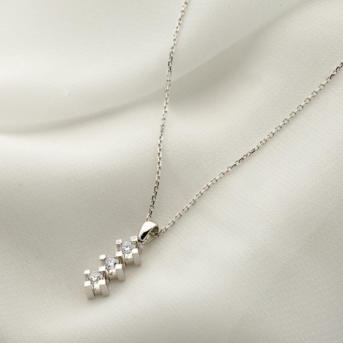 14K White Gold Tria 0.33 Ct Diamond Necklace