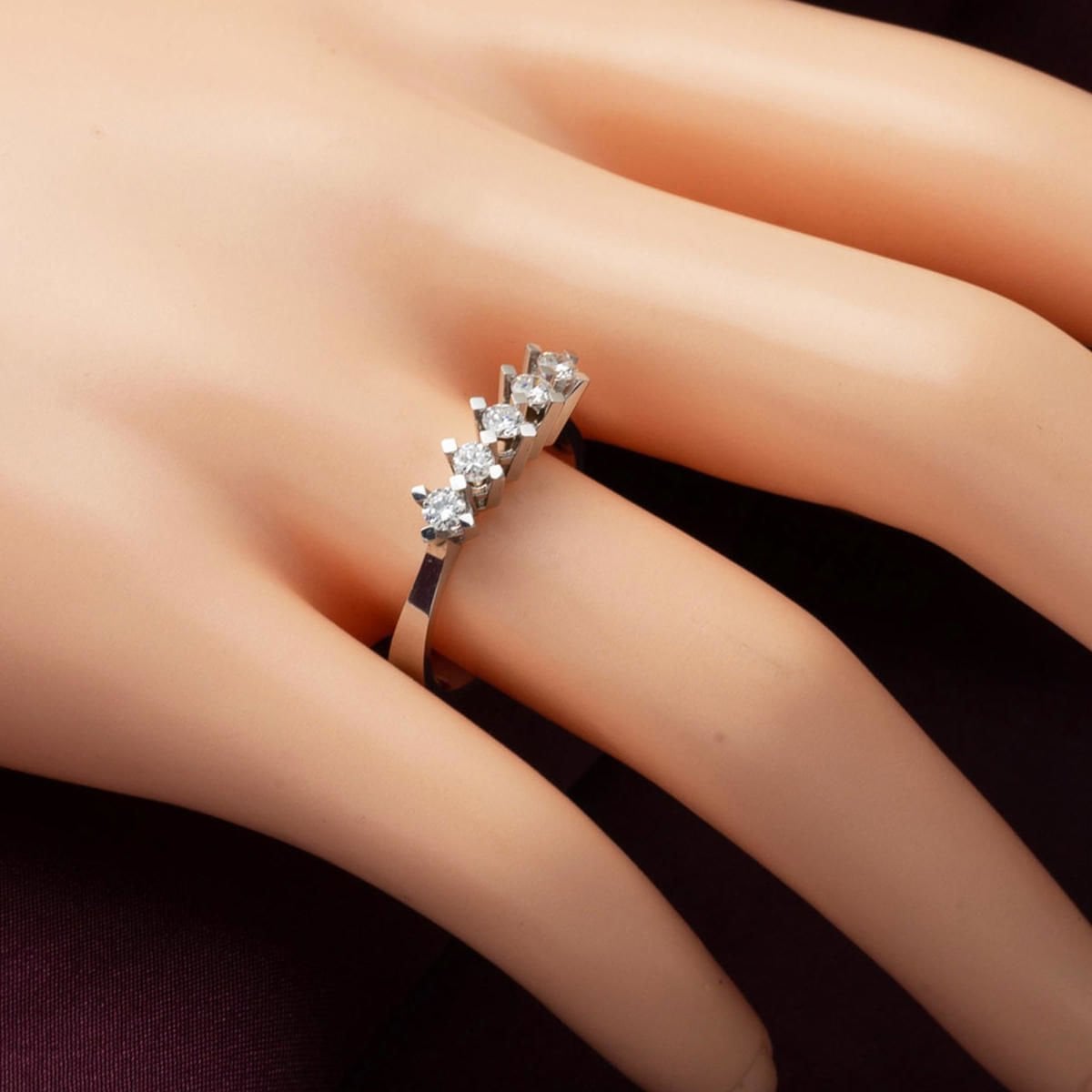 14K White Gold 0.50 Ct Five Stone Diamond Ring (3.2 g)