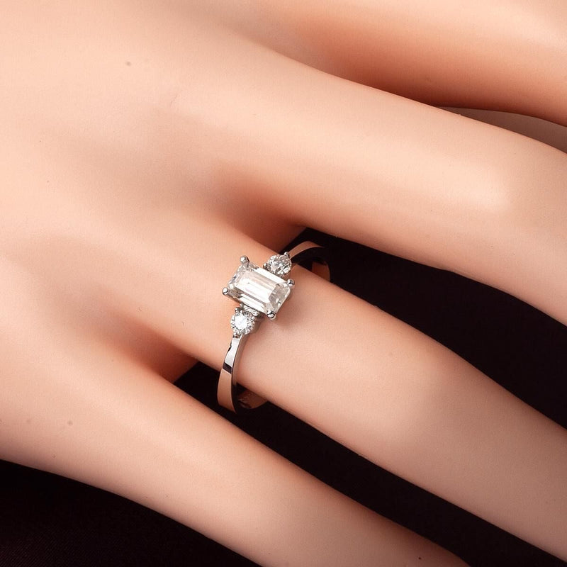 14K White Gold 0.70 Ct Baguette Moissanite Ring (2.25 g)
