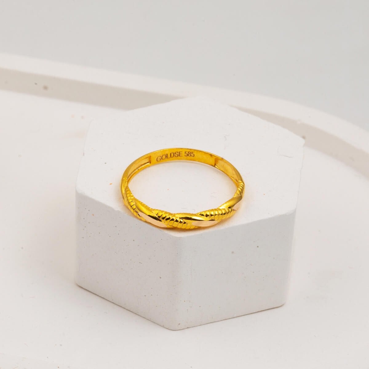 14K Yellow Gold Twisted Ring (1.35 g)