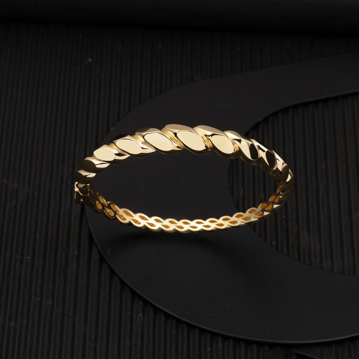 14K Yellow Gold Curb Twisted Bangle
