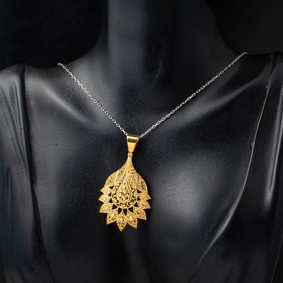 22K Yellow Gold Indian Style Motif Pendant