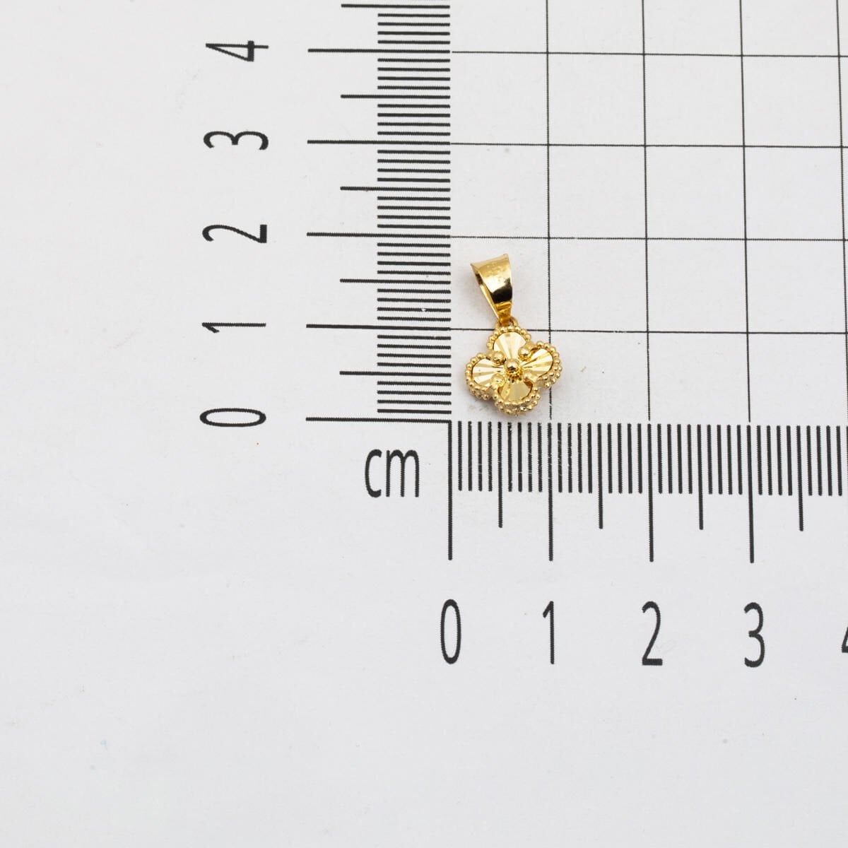 14K Yellow Gold Sparkling Clover Pendant (0.98 g)