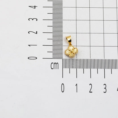 14K Yellow Gold Sparkling Clover Pendant (0.98 g)