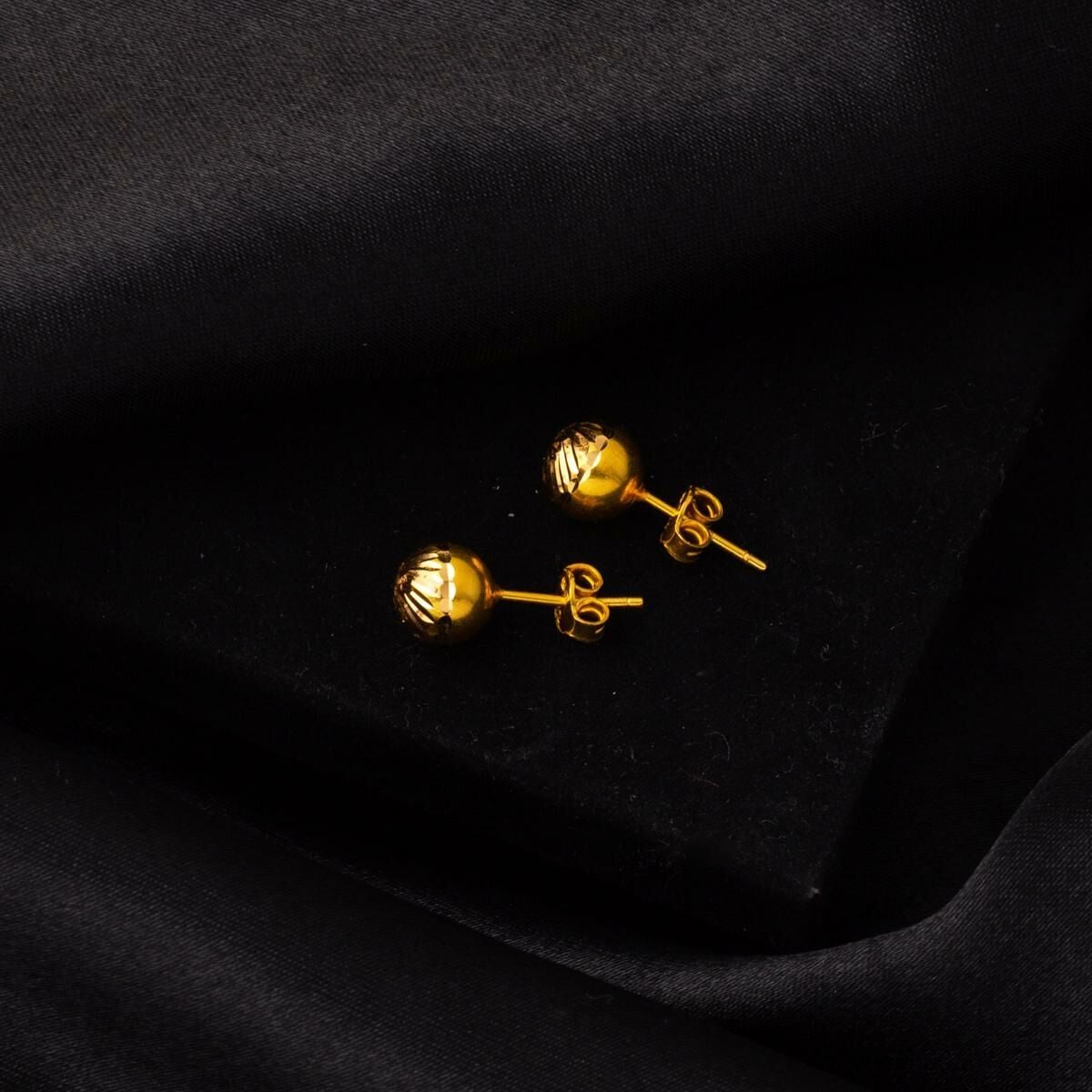 22K Yellow Gold 10 mm Screw Back Ball Earrings