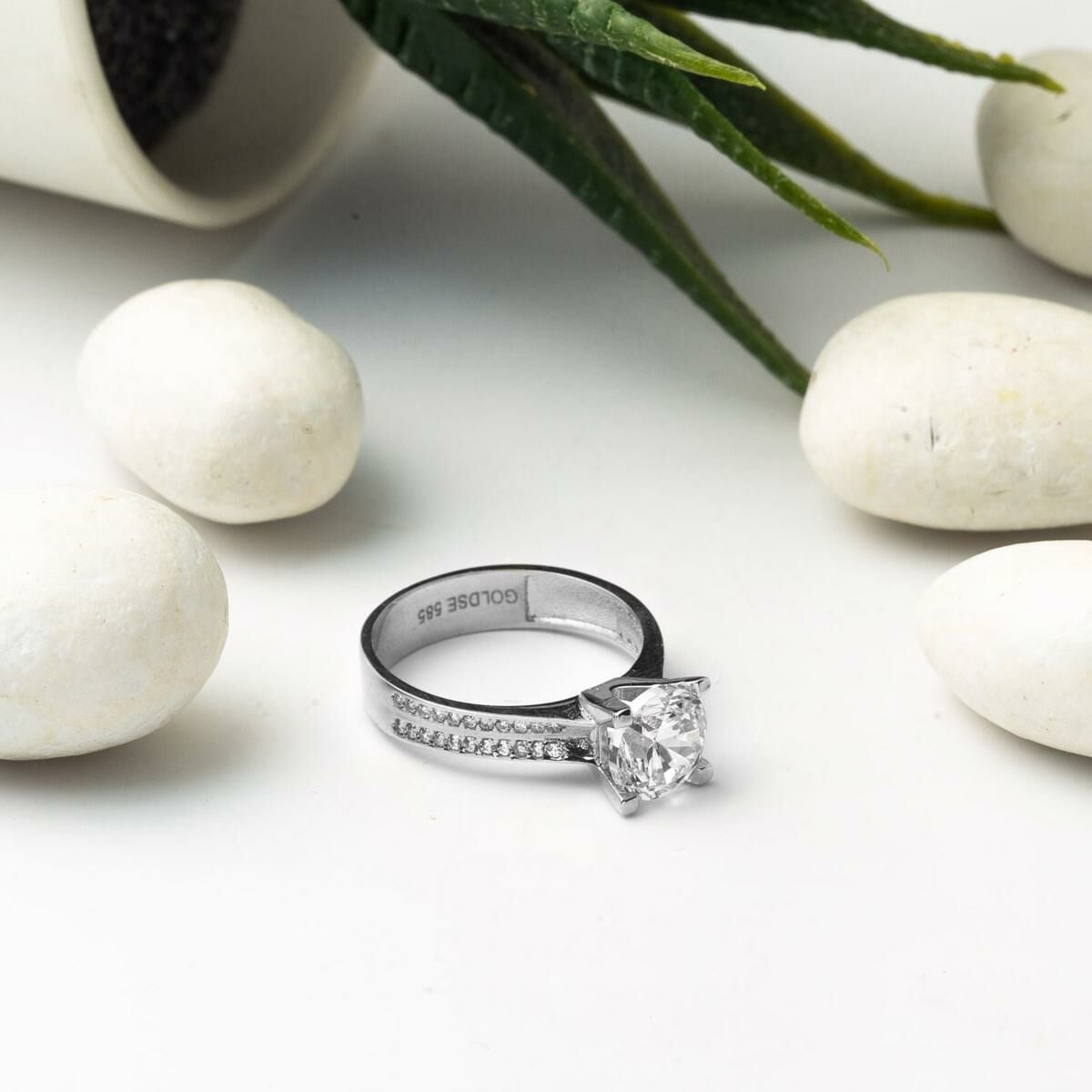 14K White Gold Solitaire Cubic Zirconia Ring (3.69 g)