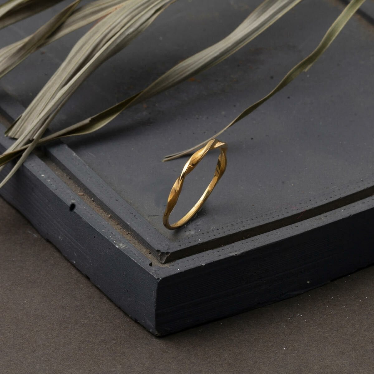 14K Yellow Gold Twisted Ring (1.15 g)
