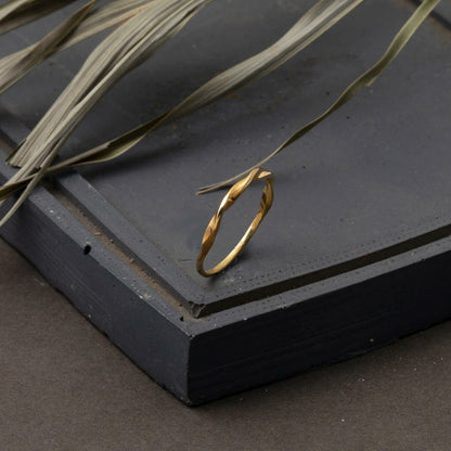 14K Yellow Gold Twisted Ring (1.15 g)