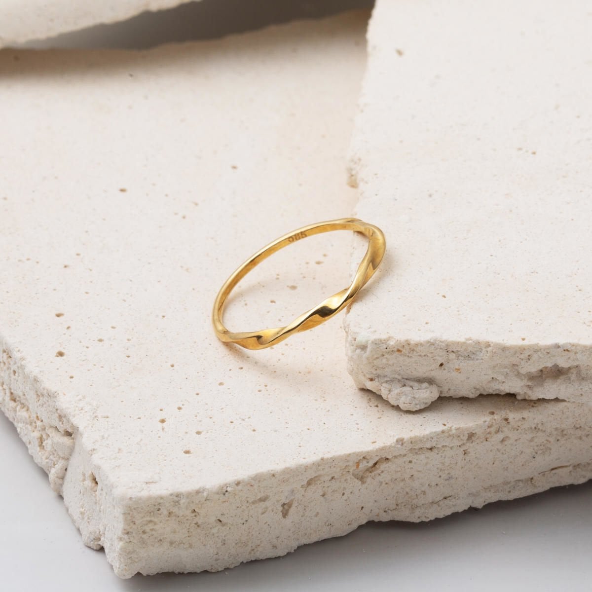 14K Yellow Gold Twisted Ring (1.15 g)