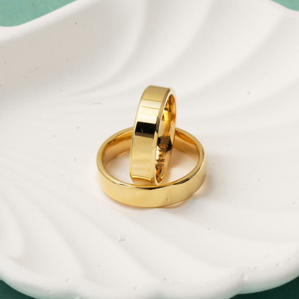 14K Yellow Gold Square-Cut 5 mm Wide Men's Wedding Band