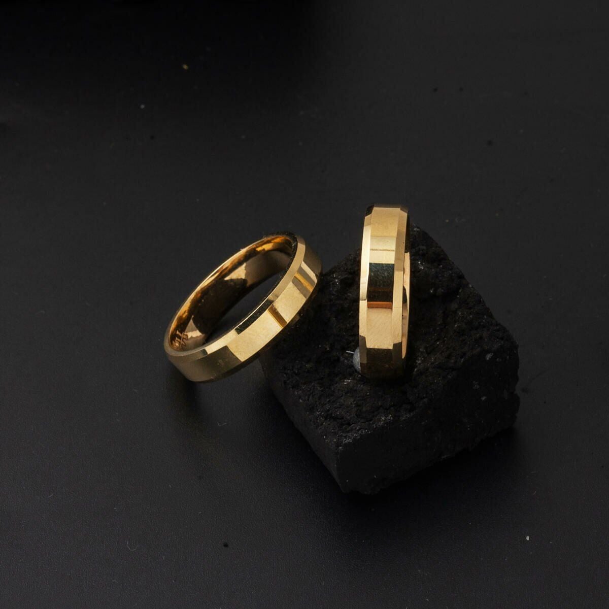 14K Yellow Gold Classic Square-Cut Men's Wedding Band 5 mm
