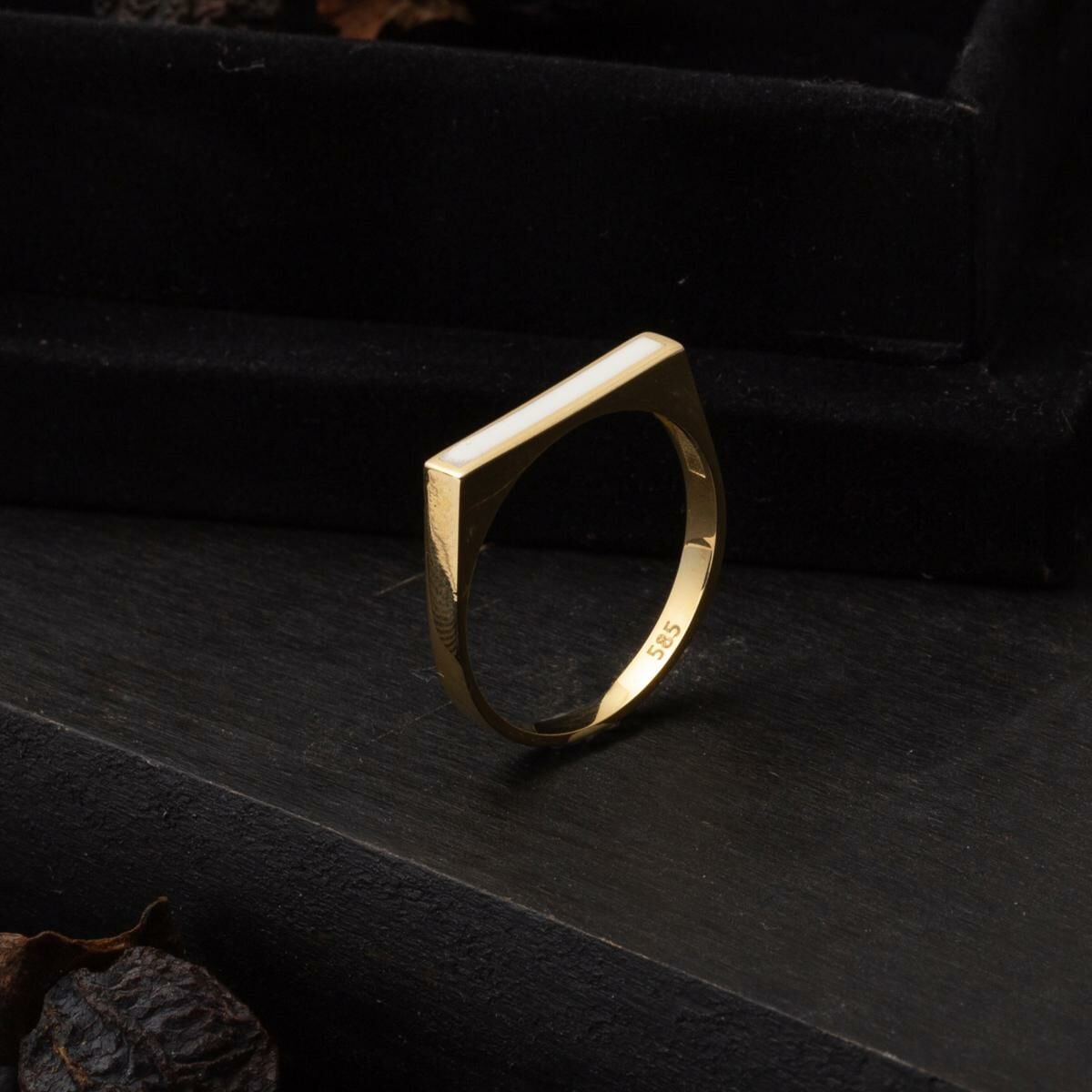 14K Yellow Gold Design Enamel Ring