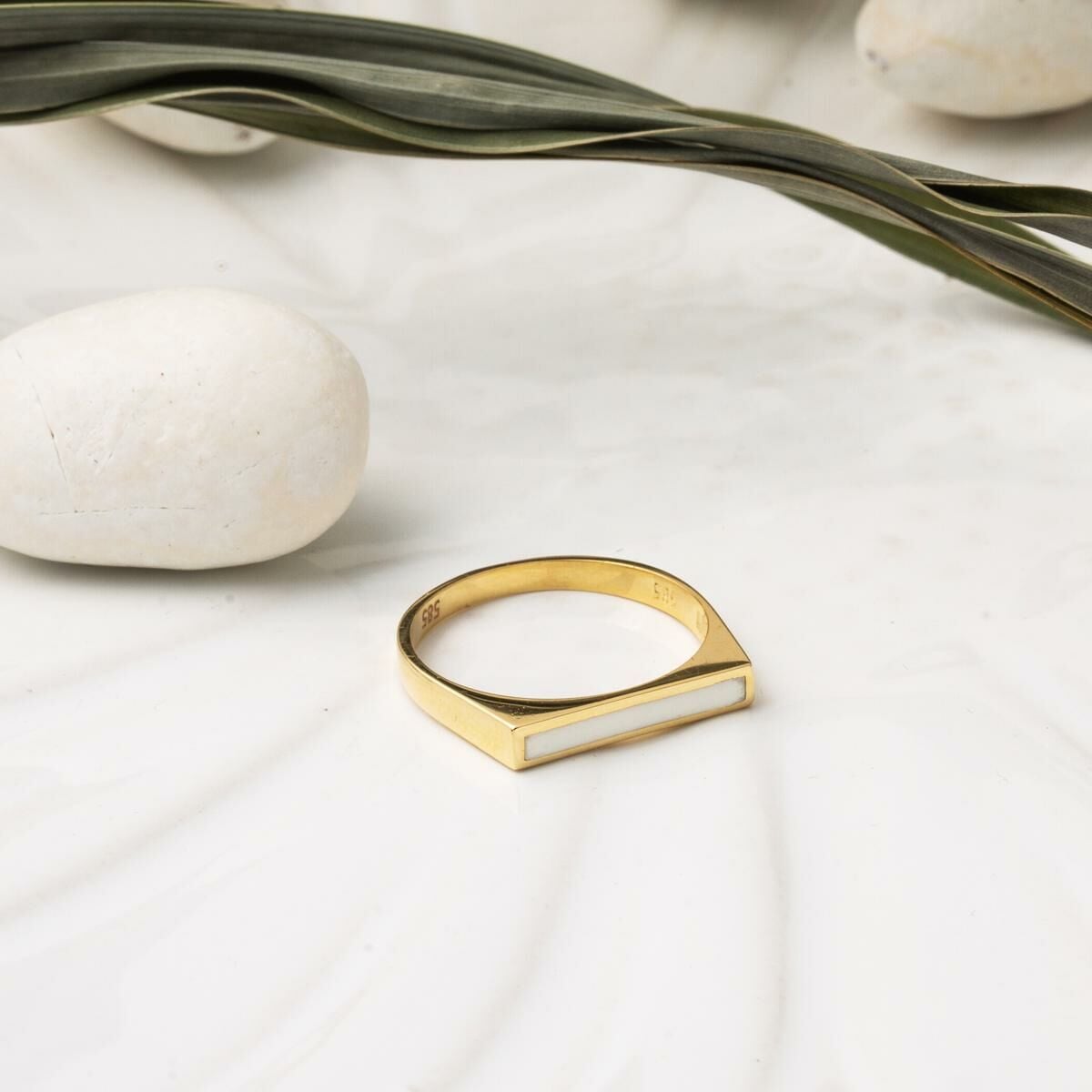 14K Yellow Gold Design Enamel Ring