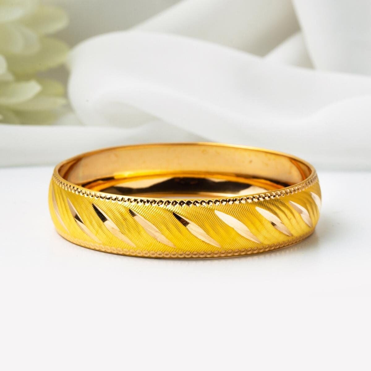 22K Yellow Gold 1.5 cm Wide Bangle (15 g)