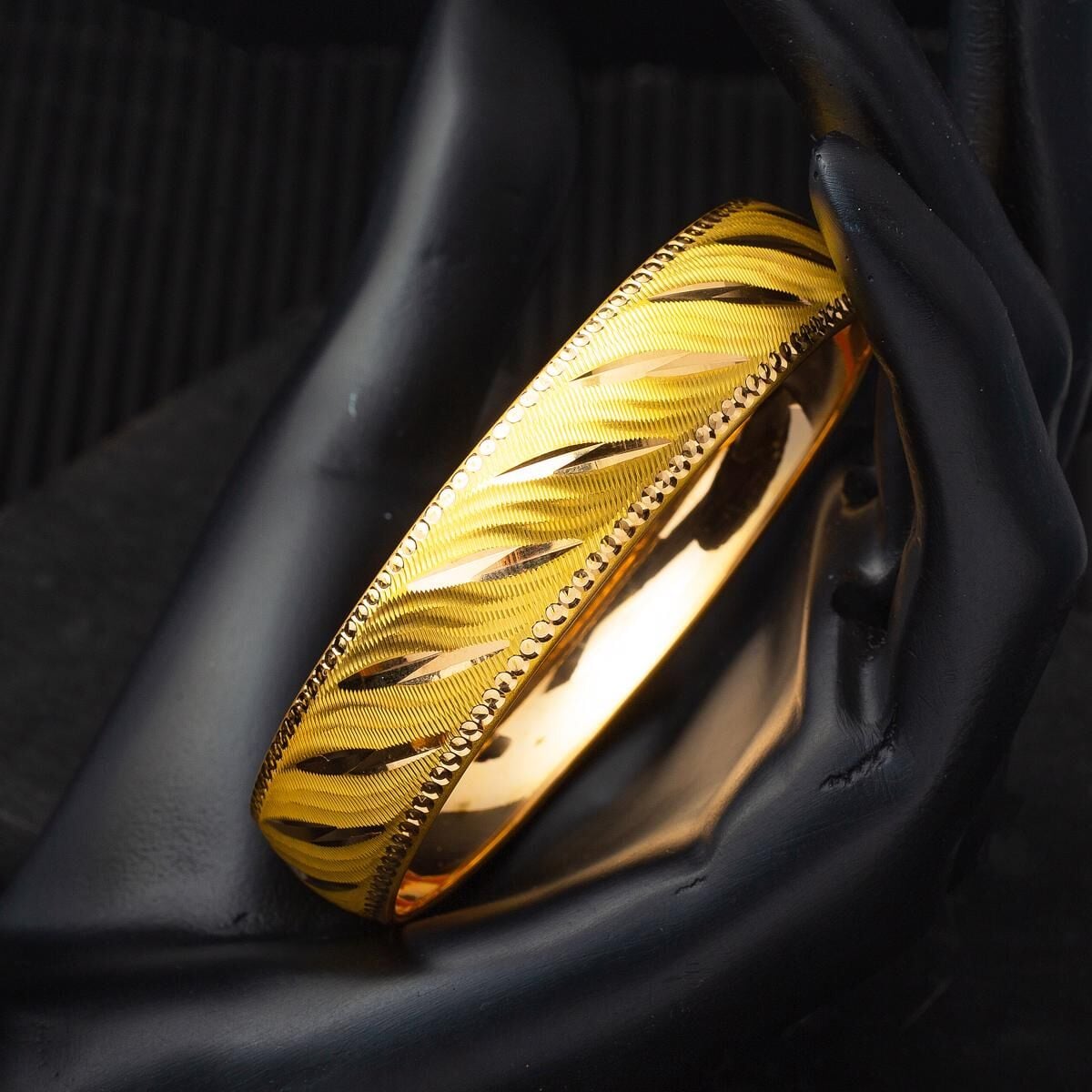 22K Yellow Gold 1.5 cm Wide Bangle (15 g)