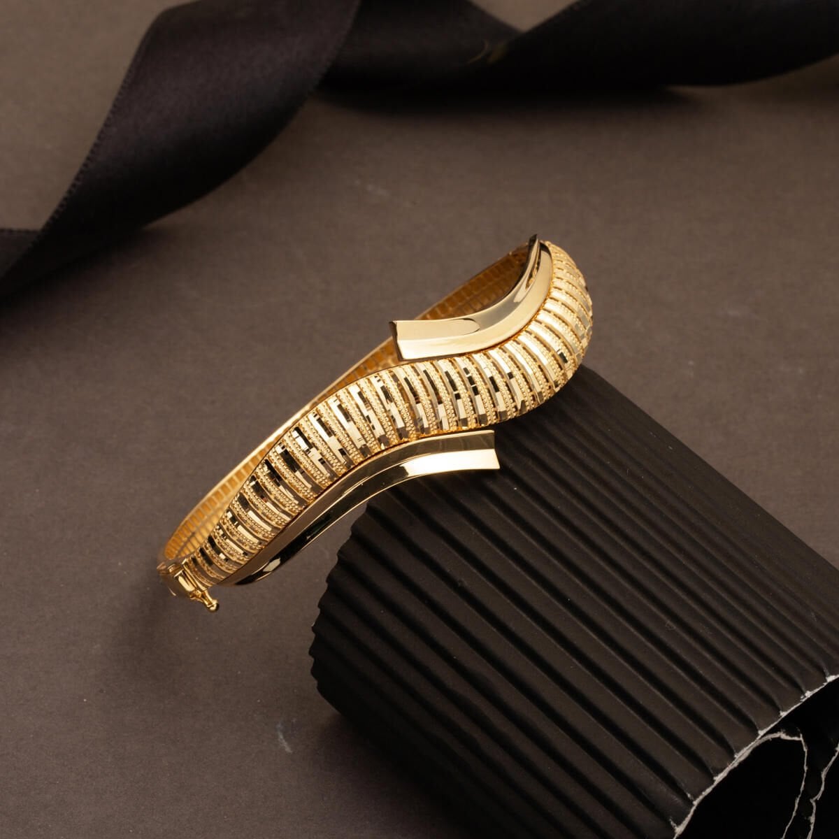 14K Yellow Gold Wavy Hinged Cuff Bangle (10.78 g)