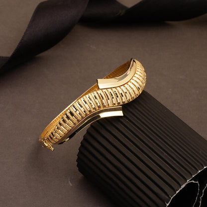 14K Yellow Gold Wavy Hinged Cuff Bangle (10.78 g)