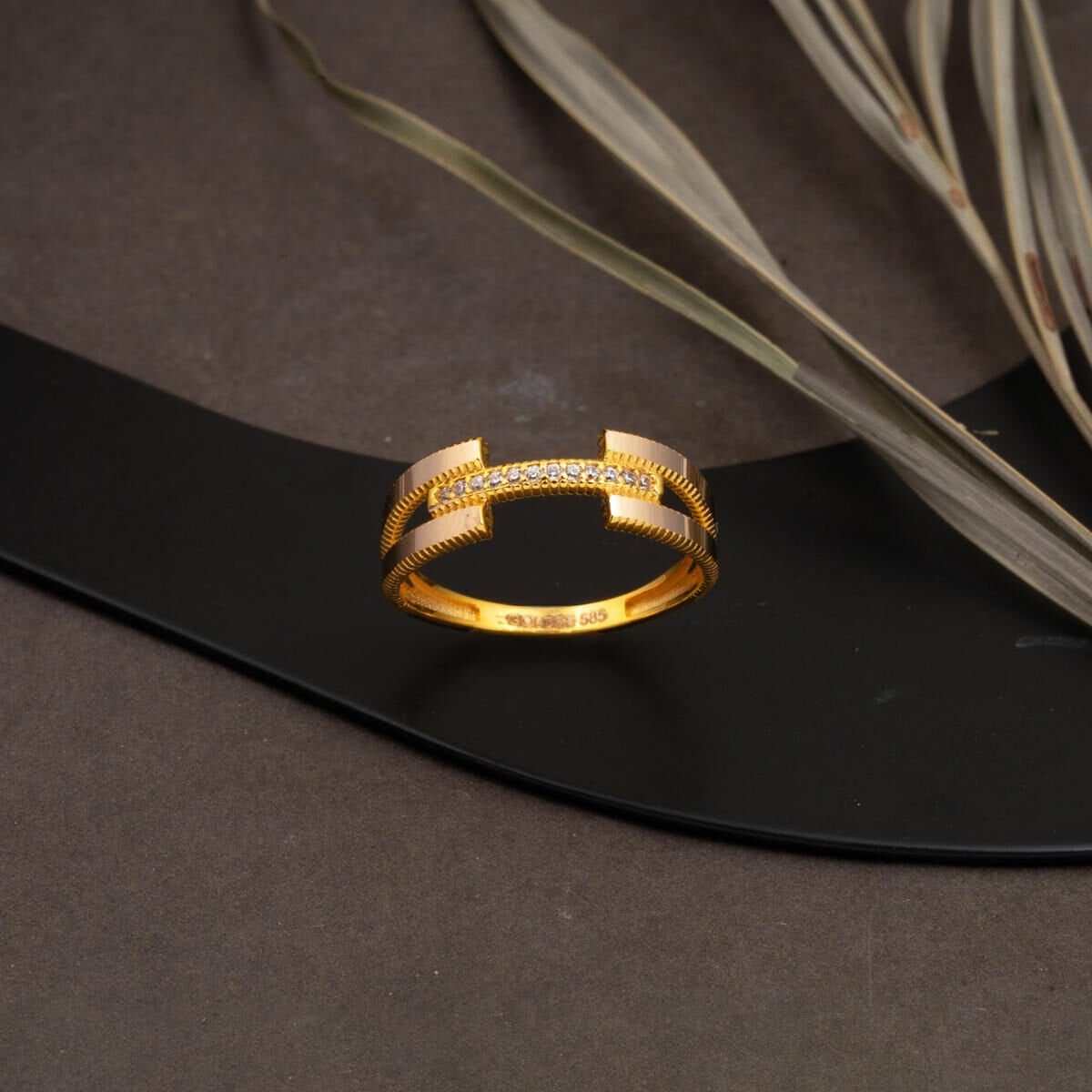 14K Yellow Gold Single Ribbed Ajda Cubic Zirconia Ring