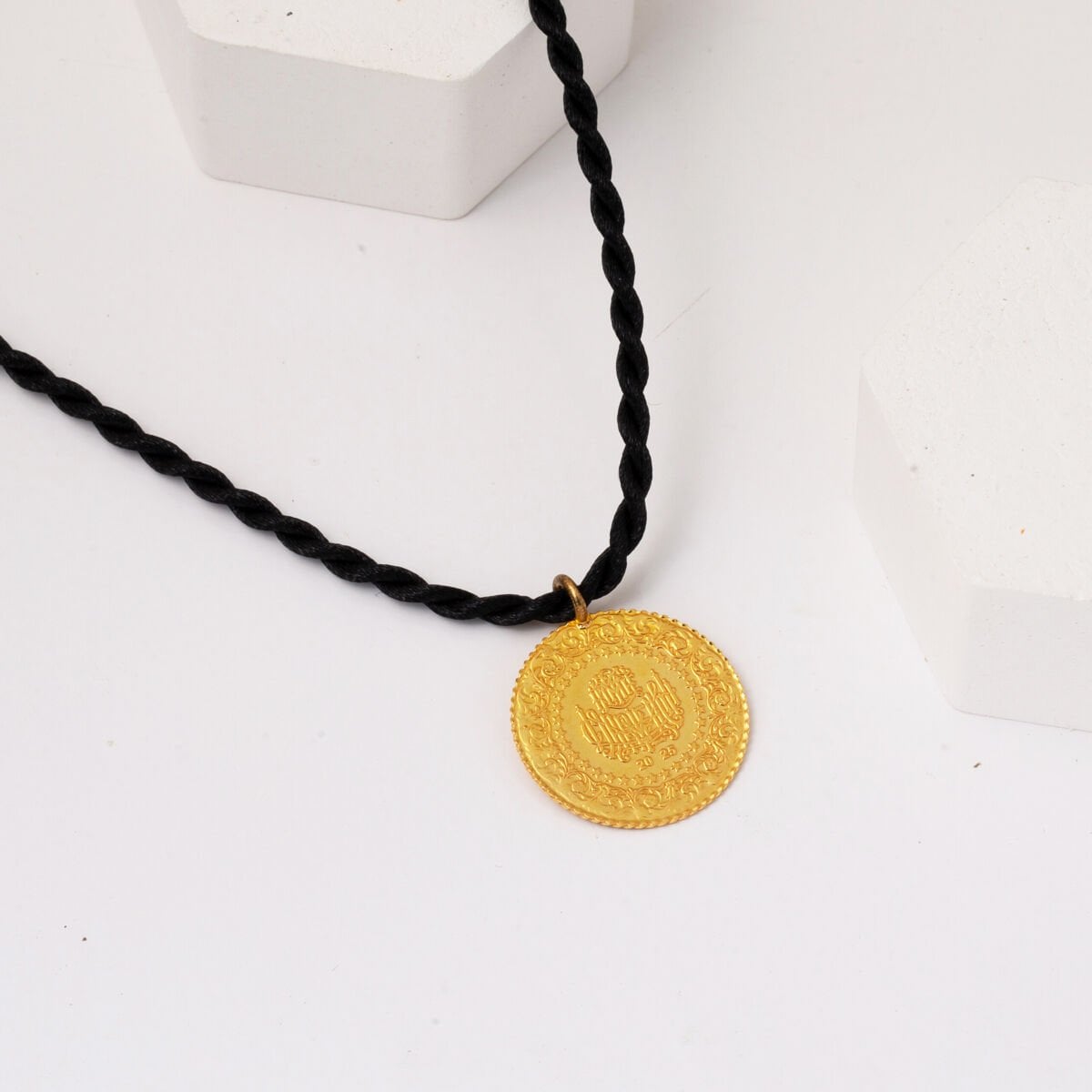 22K Yellow Gold Vintage Dated Quarter Coin