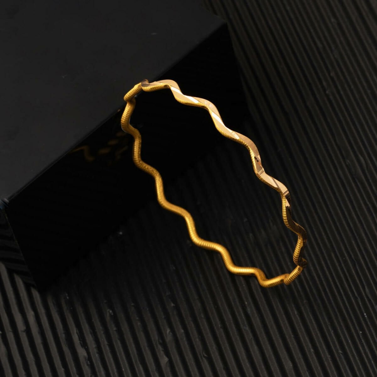 22K Yellow Gold Fluted Zigzag Ajda Bangle
