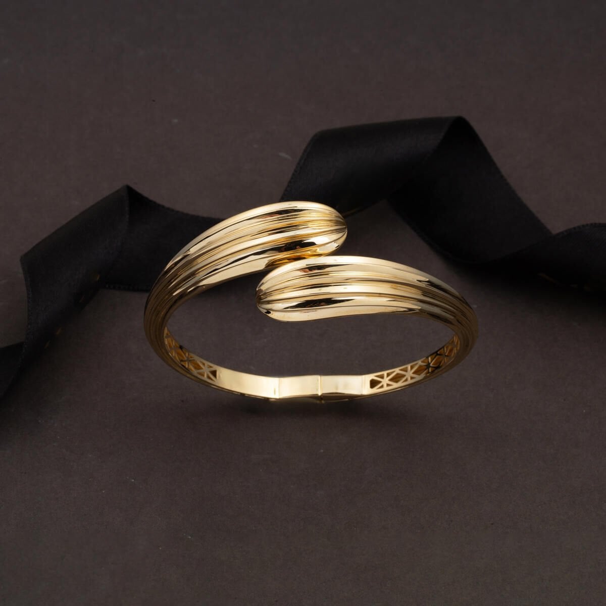 14K Yellow Gold Italian Design Hinged Cuff Bangle