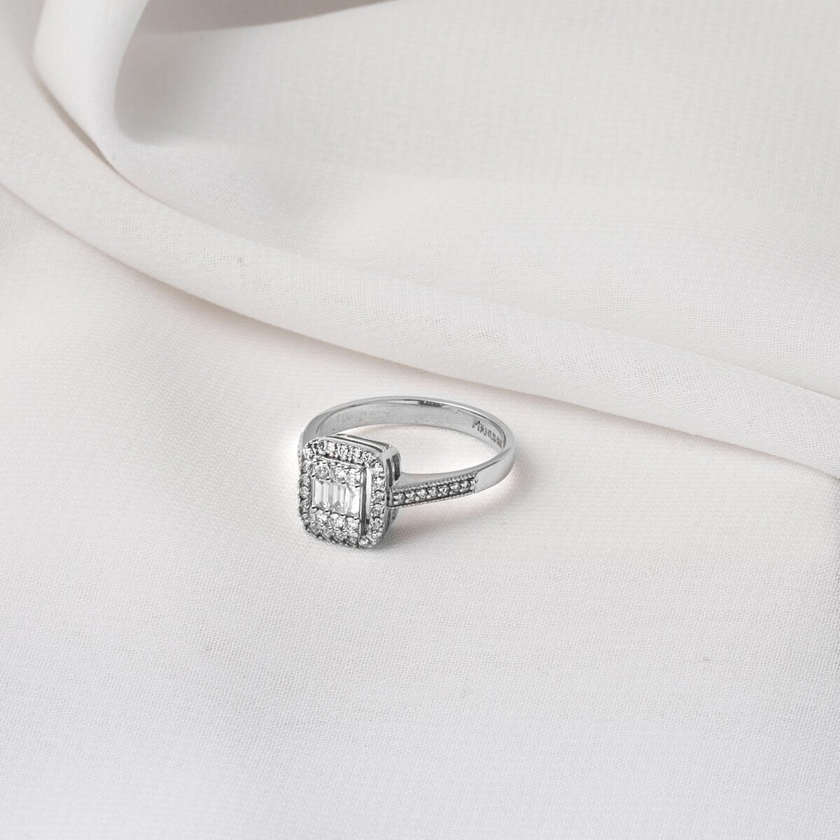 14K White Gold 0.48 Ct Baguette Diamond Ring (3.18 g)