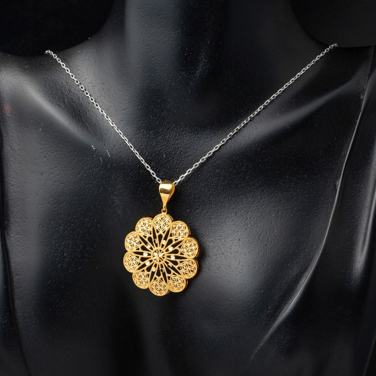 22K Yellow Gold Gold Thread Medallion Pendant