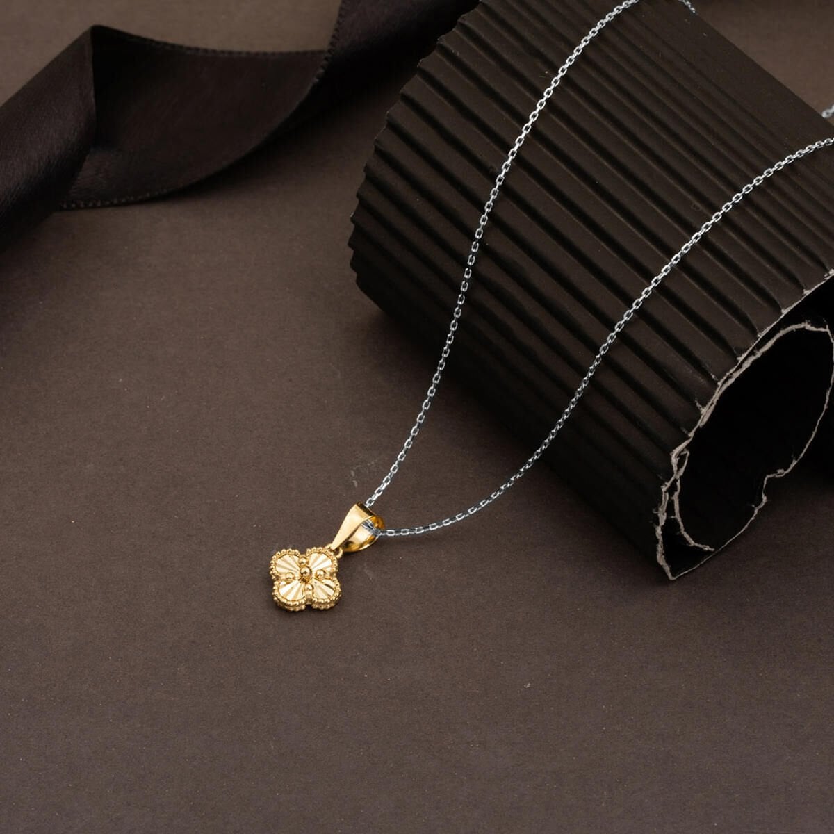 14K Yellow Gold Sparkling Clover Pendant (0.98 g)