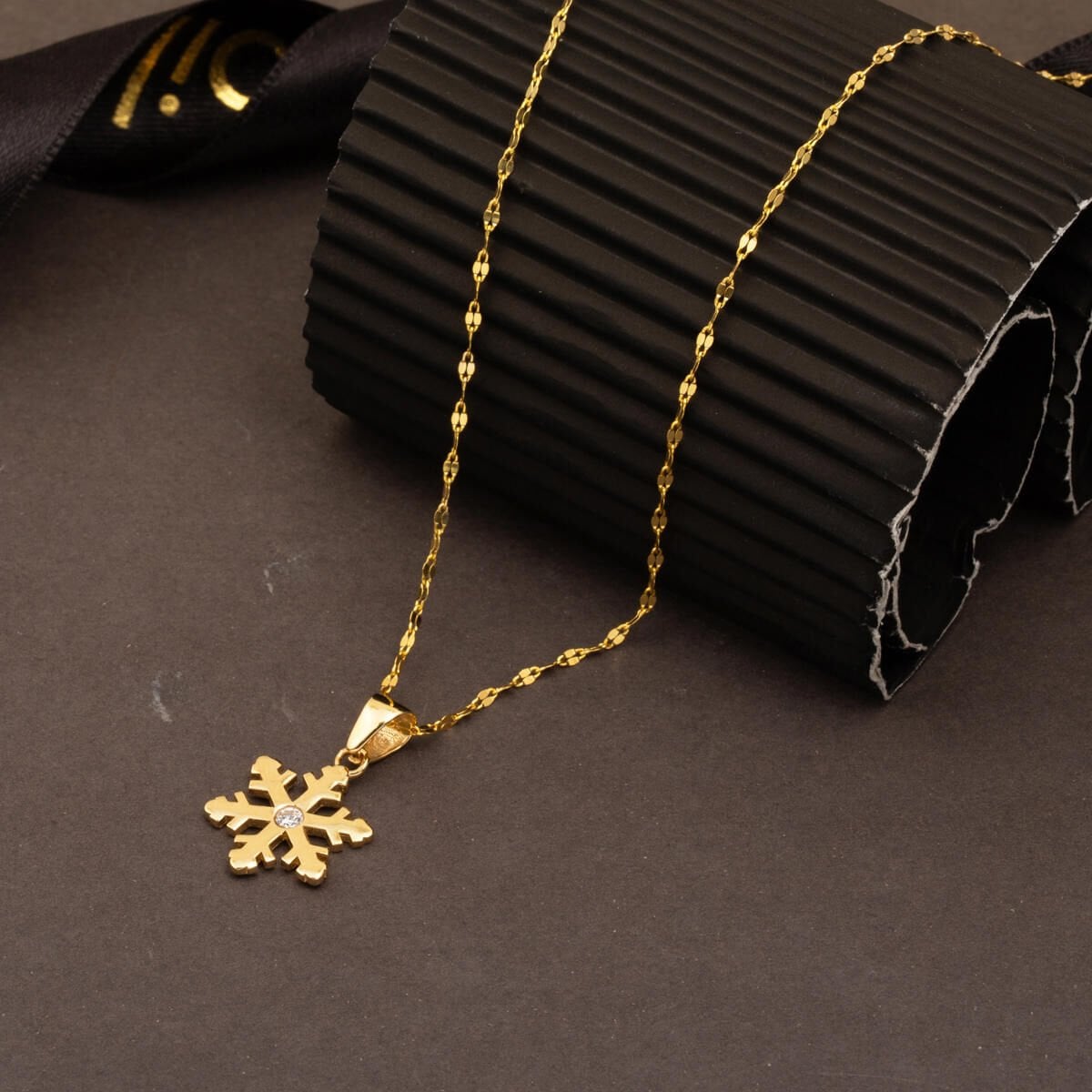 14K Yellow Gold Snowflake Cubic Zirconia Necklace (2.15 g)
