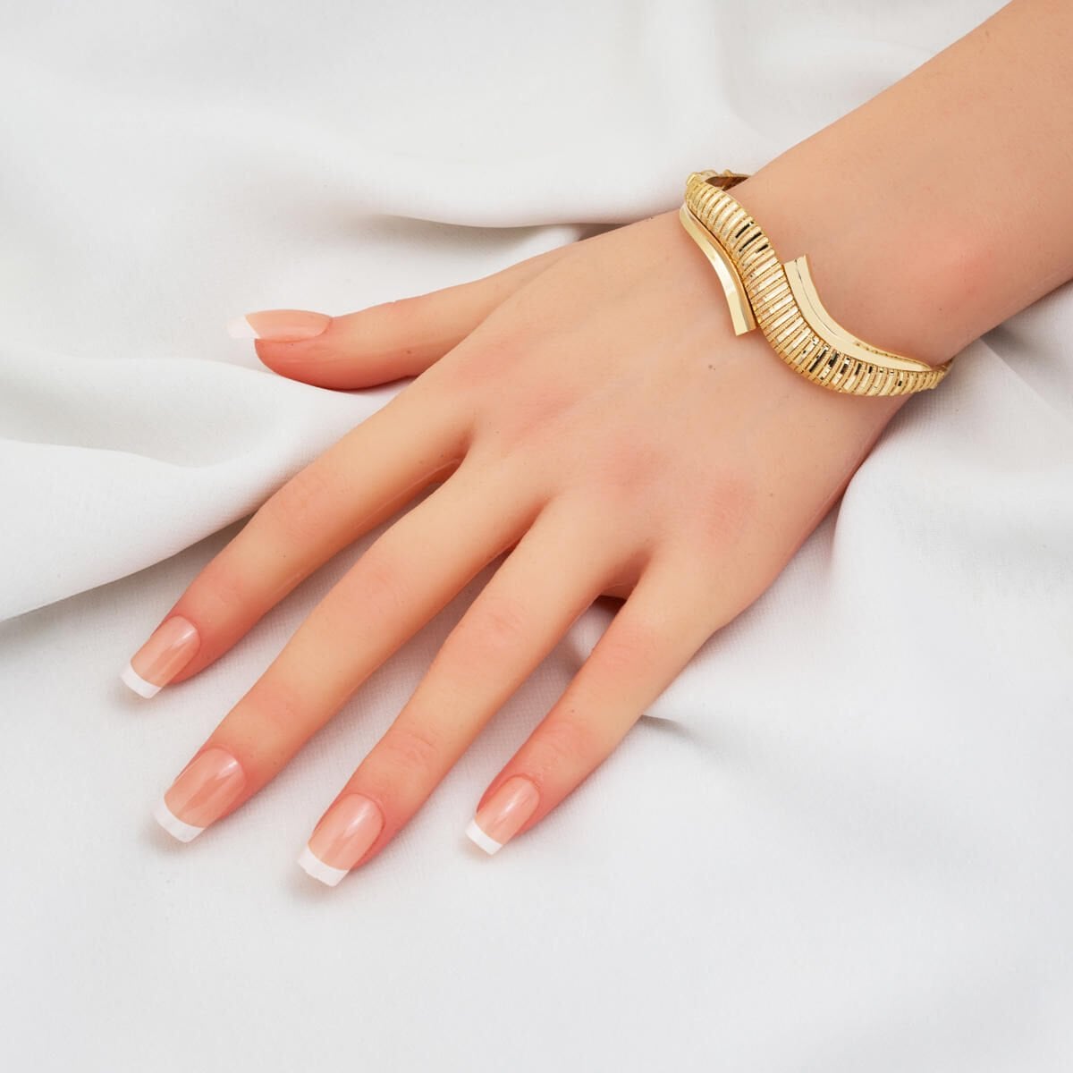14K Yellow Gold Wavy Hinged Cuff Bangle (10.78 g)