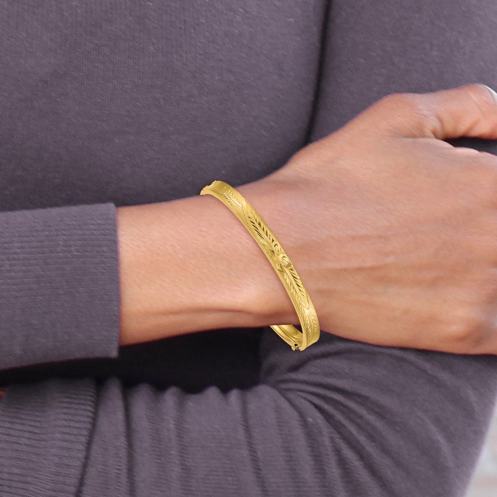 14K Yellow Gold 4/16 Diamond-cut Concave 6.00mm Hinged Oval Bangle Bracelet