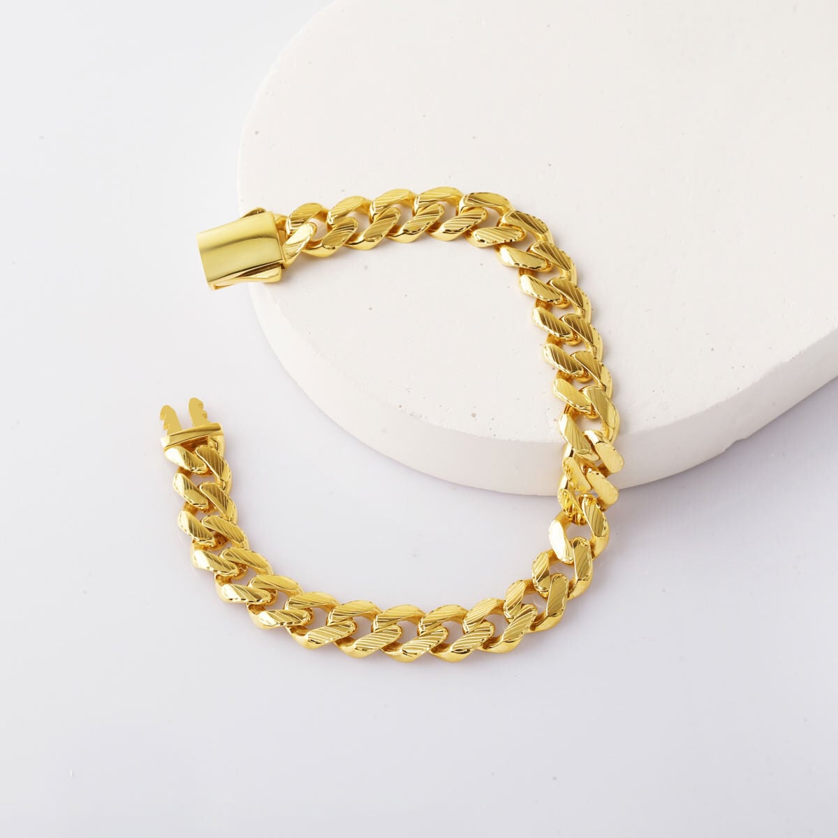14K Yellow Gold Sparkling Curb Bracelet