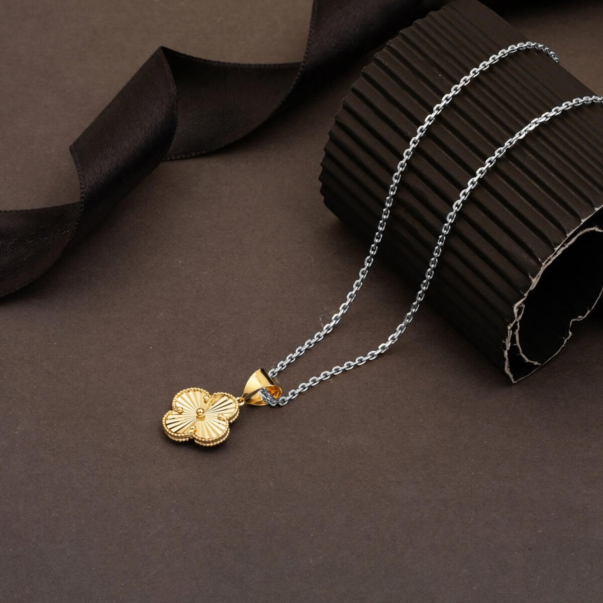 14K Yellow Gold Clover Medium Pendant