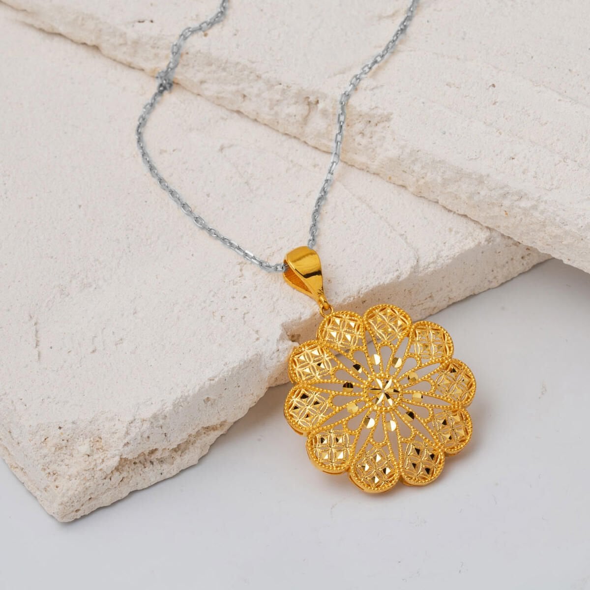 22K Yellow Gold Gold Thread Medallion Pendant