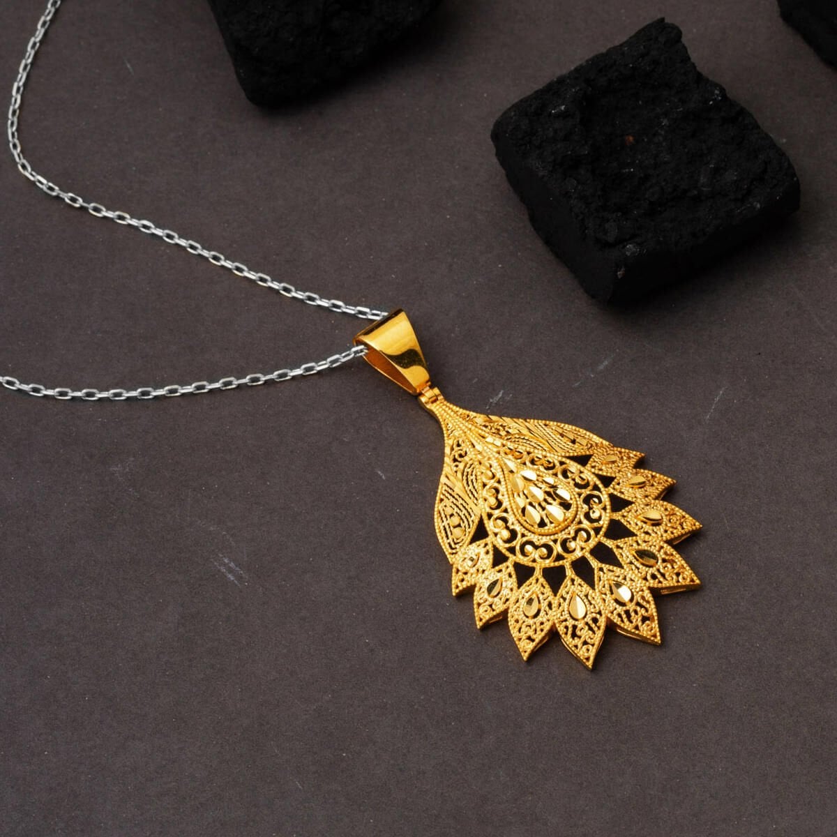 22K Yellow Gold Indian Style Motif Pendant