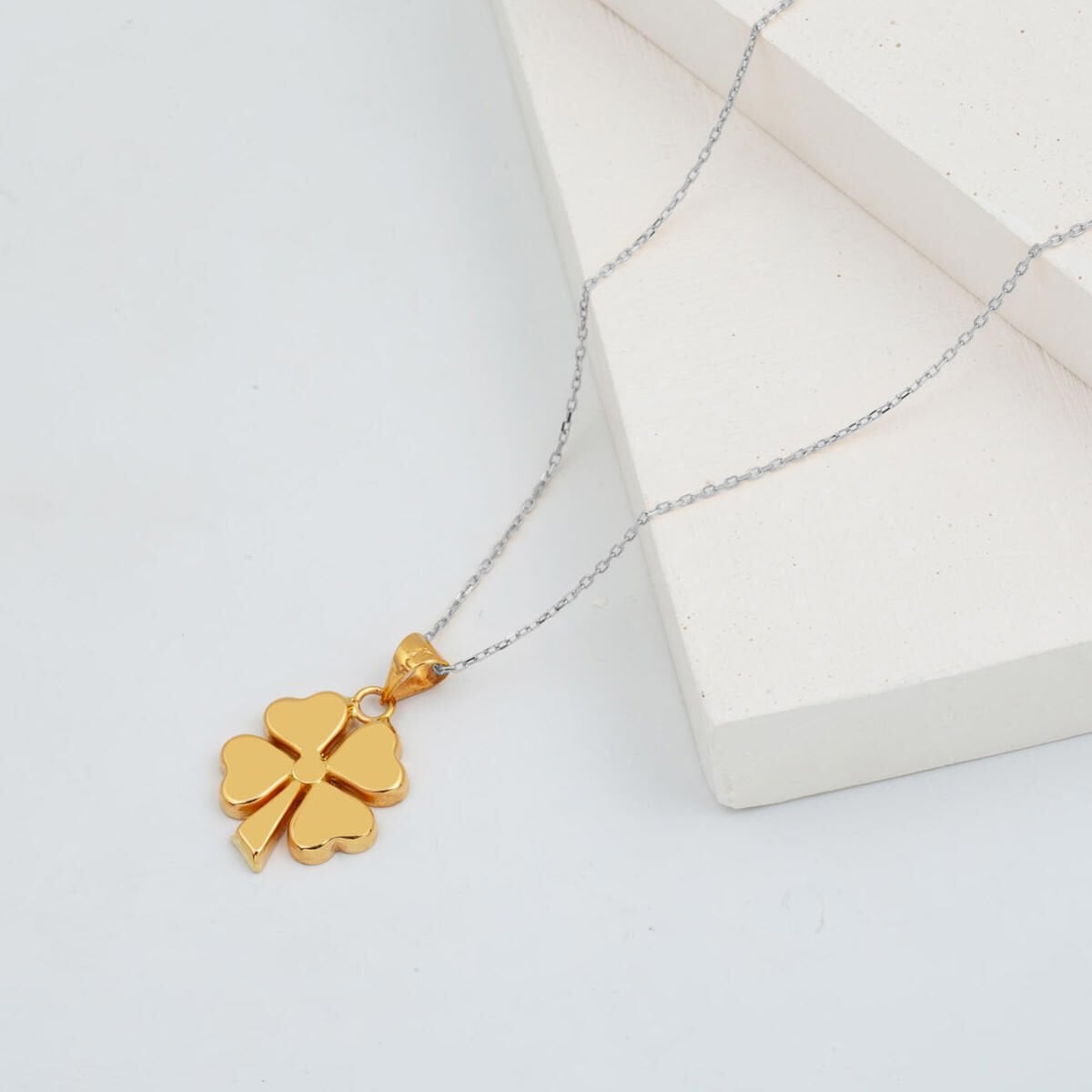 22K Yellow Gold Clover Pendant (2.79 g)