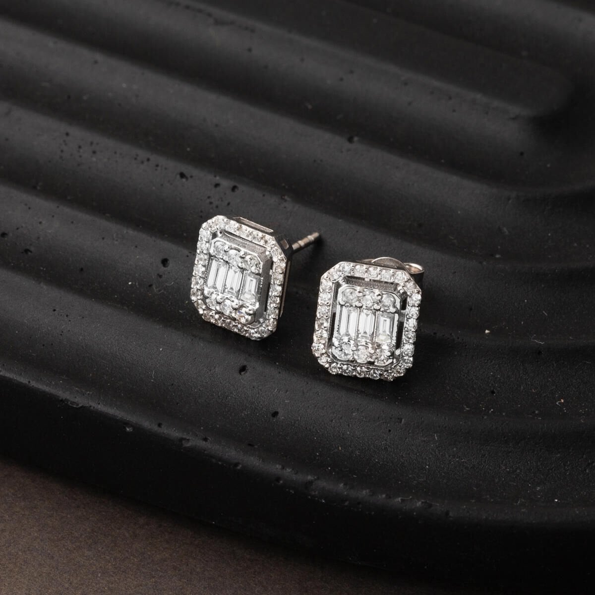 14K White Gold 0.70 Ct Baguette Diamond Earrings