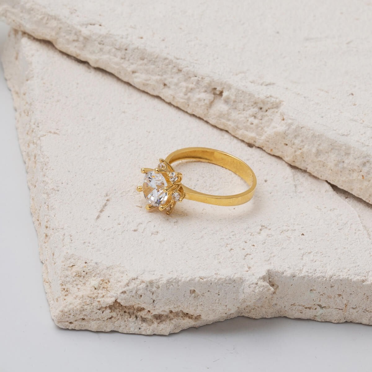 14K Yellow Gold Honeysuckle Solitaire Cubic Zirconia Ring (2.1 g)